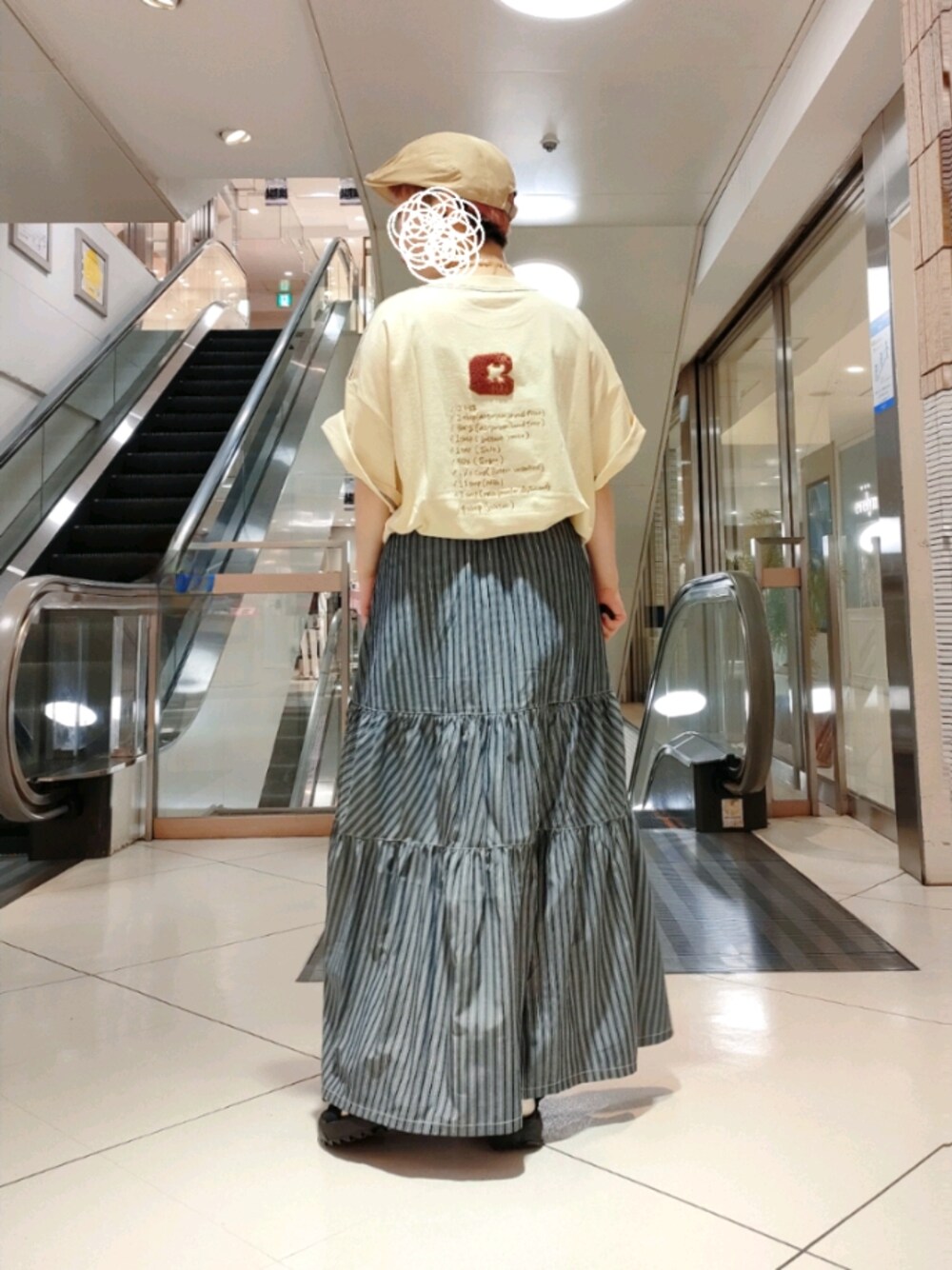 「パン屋さん、パン、刺繍、ロングスカート、ハンチング、夏コーデ、ゆるコーデ、カジュアル、ダブルネーム、低身長コーデ、暑い日コーデ、ストライプ、涼しいスカート、ユニセックス、ギャザースカート」｜「DOUBLE NAMEのストライプティアードスカート（スカート、ブルー系）」を使った、kuuさん（レディース・154cm）の夏コーディネートの1枚目の写真