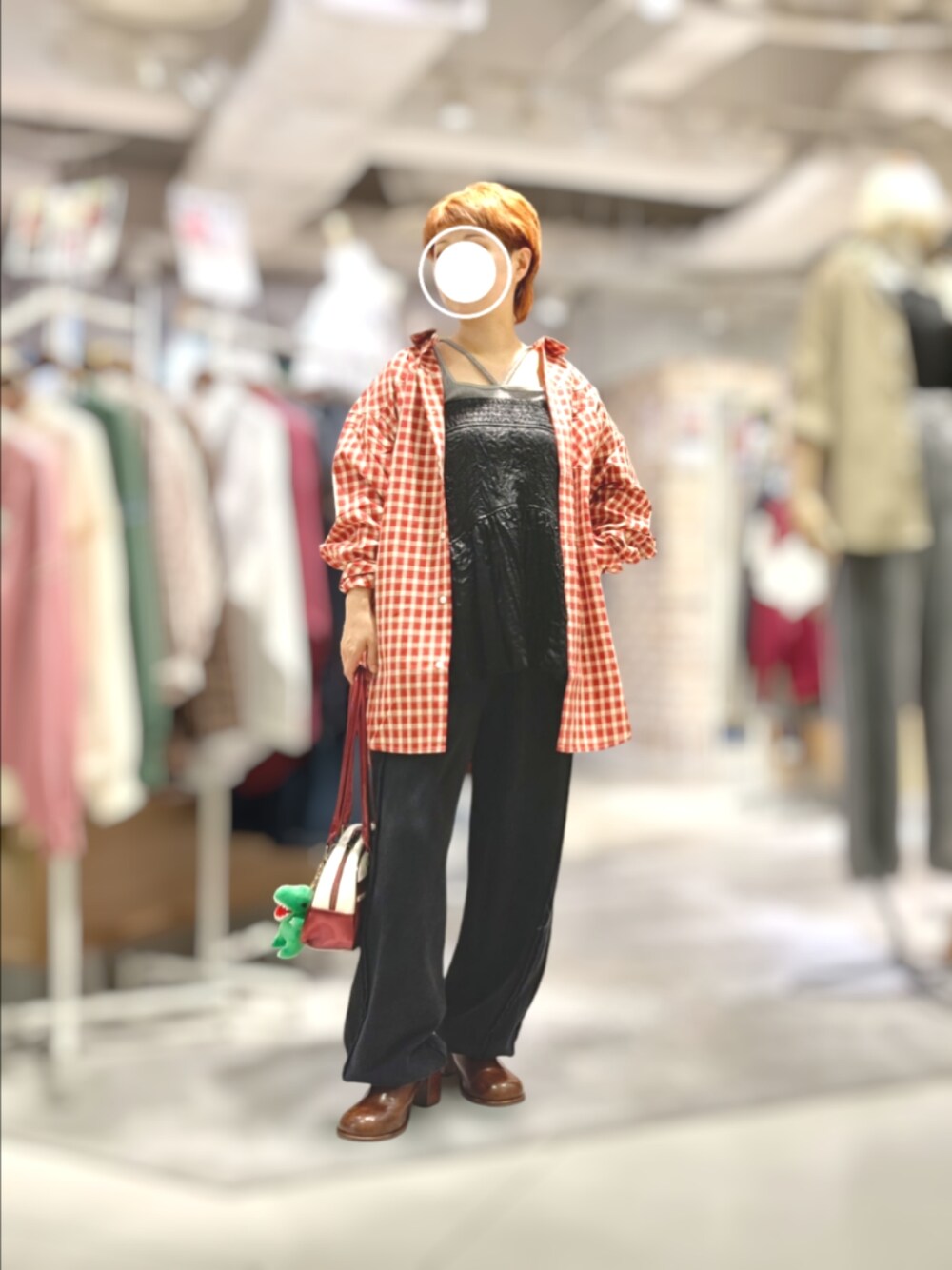 ブラック系のその他パンツ、レッド系のシャツ/ブラウス、ブラック系のスカートを着用したレディースの夏コーディネートの1枚目の写真