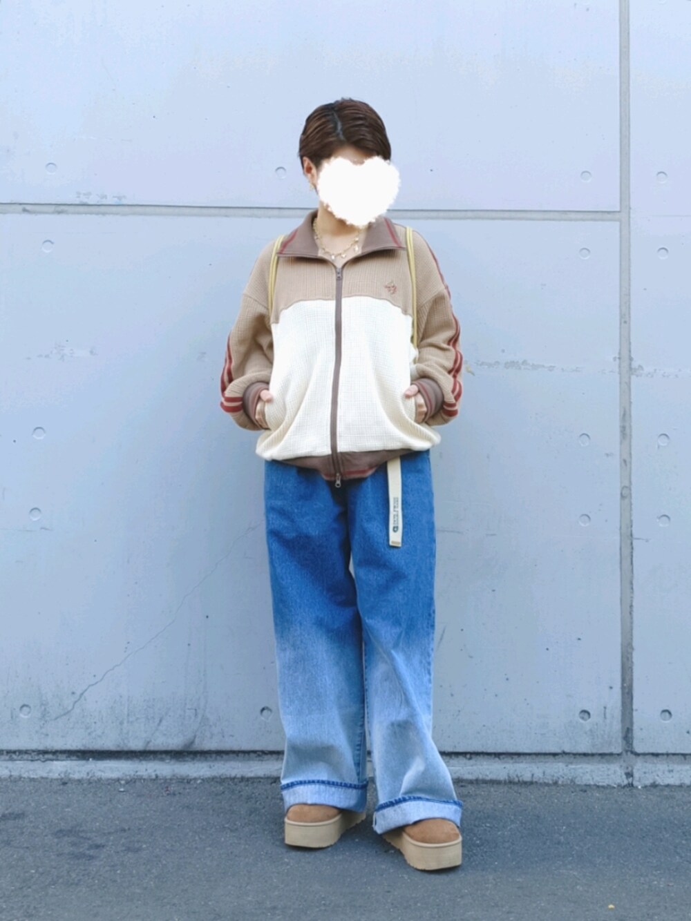 ベージュ系のセットアップ、ブルー系のデニムパンツ、ホワイト系のベルトを着用したレディースの冬コーディネートの1枚目の写真