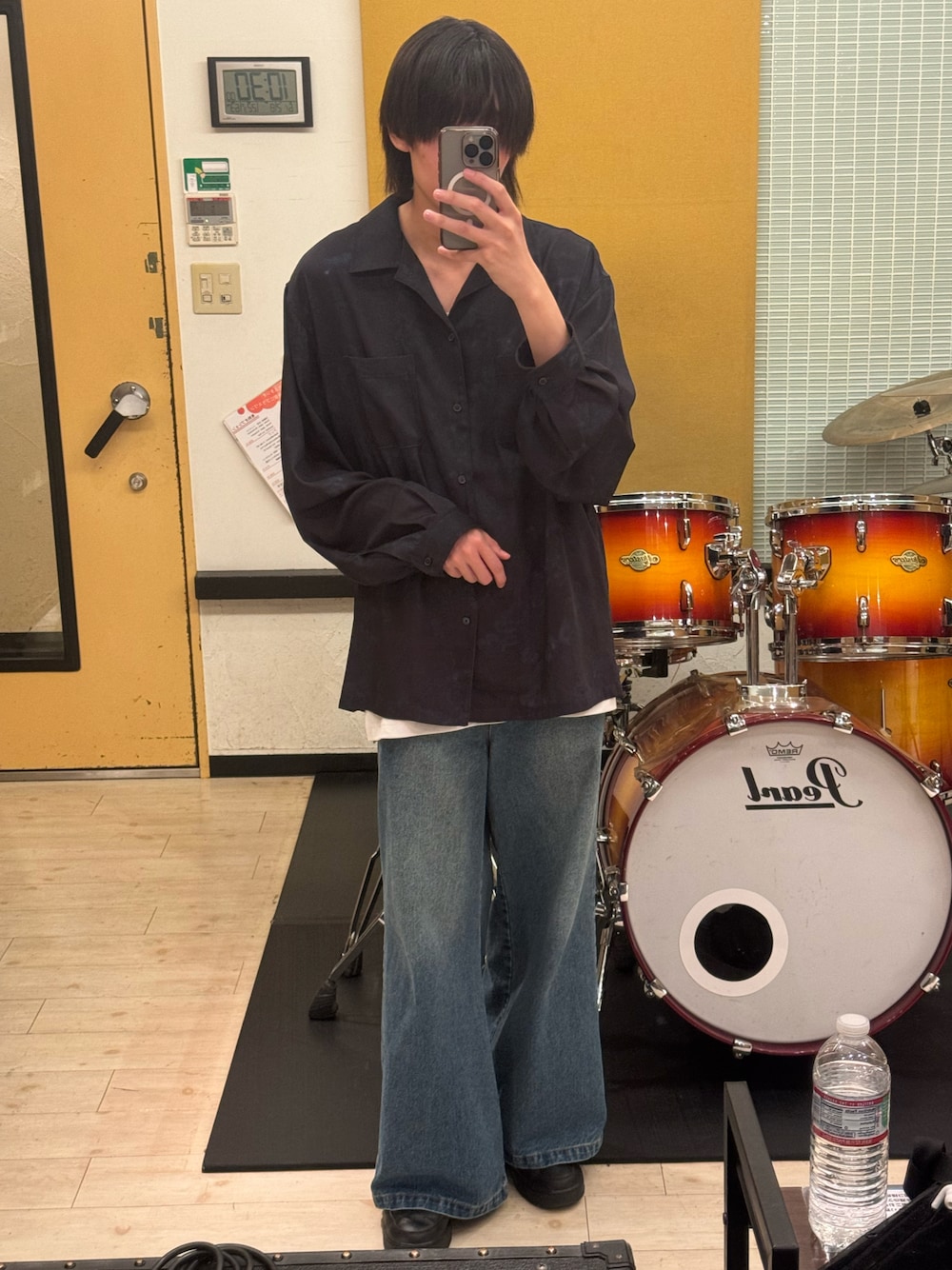 「シャツ好き集まれ、メンズコーデ」｜「CLELの【CLEL】Vintage Design Flare Denim Pants /ヴィンテージデザイン フレアデニムパンツ（デニムパンツ、ブラック系）」を使った、TAIKIさん（メンズ・173cm）の夏コーディネートの1枚目の写真