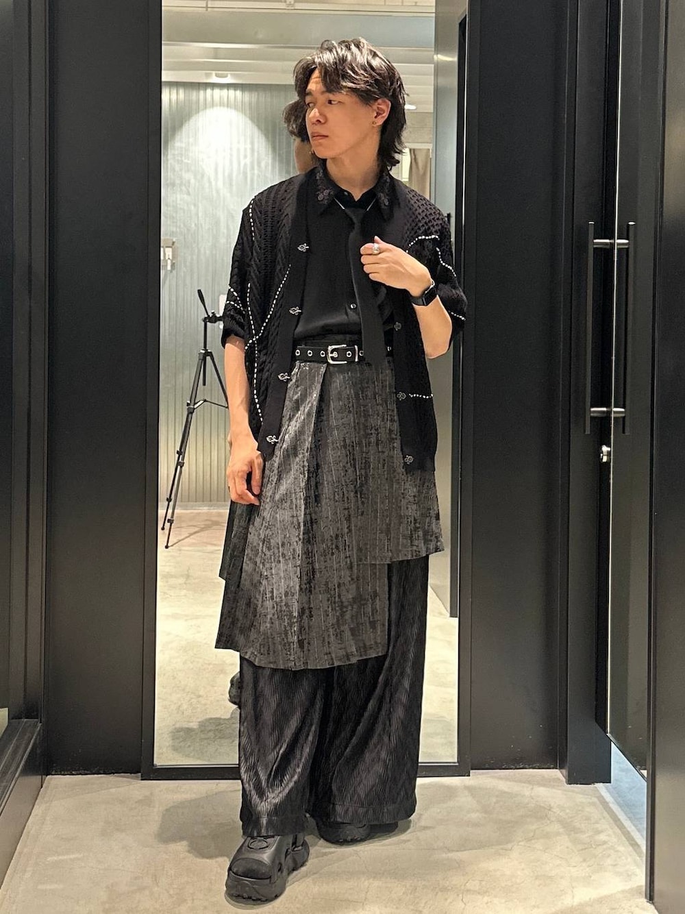 「秋コーデ、冬コーデ、女子ウケ、きれいめ、カジュアル、ネックレス、HARE、着痩せ・細見え」｜「HAREの【SET UP対応 イージーケア】TOROMIシシュウシャツSS(HARE)（シャツ/ブラウス、ブラック系）」を使った、おざさん（メンズ・172cm）の春コーディネートの1枚目の写真