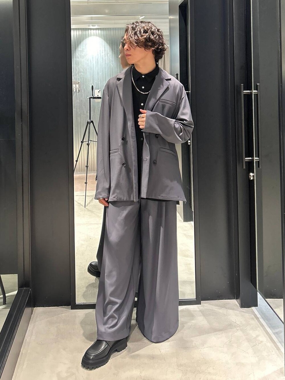「春コーデ、女子ウケ、きれいめ、カジュアル、ネックレス、HARE、着痩せ・細見え」｜「HAREの【SET UP対応】TOROMIシャツSS（シャツ/ブラウス、ブラック系）」を使った、おざさん（メンズ・172cm）の夏コーディネートの1枚目の写真
