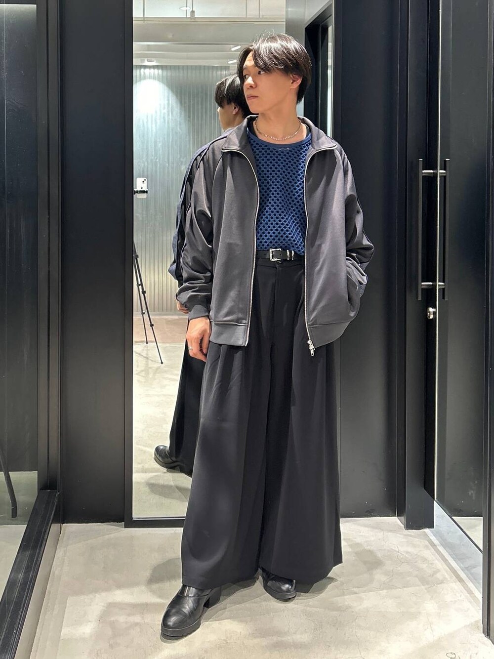 「春コーデ、女子ウケ、きれいめ、カジュアル、ネックレス、HARE、着痩せ・細見え」｜「HAREのシャークヒールZIPシューズ(HARE)（ドレスシューズ、ブラック系）」を使った、おざさん（メンズ・172cm）の春コーディネートの1枚目の写真