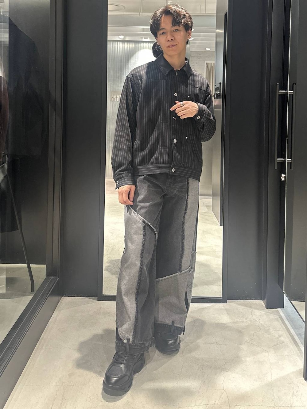 ブラック系のスニーカー、ブラック系のブルゾン、ブラック系のデニムパンツを着用したメンズの秋コーディネートの1枚目の写真