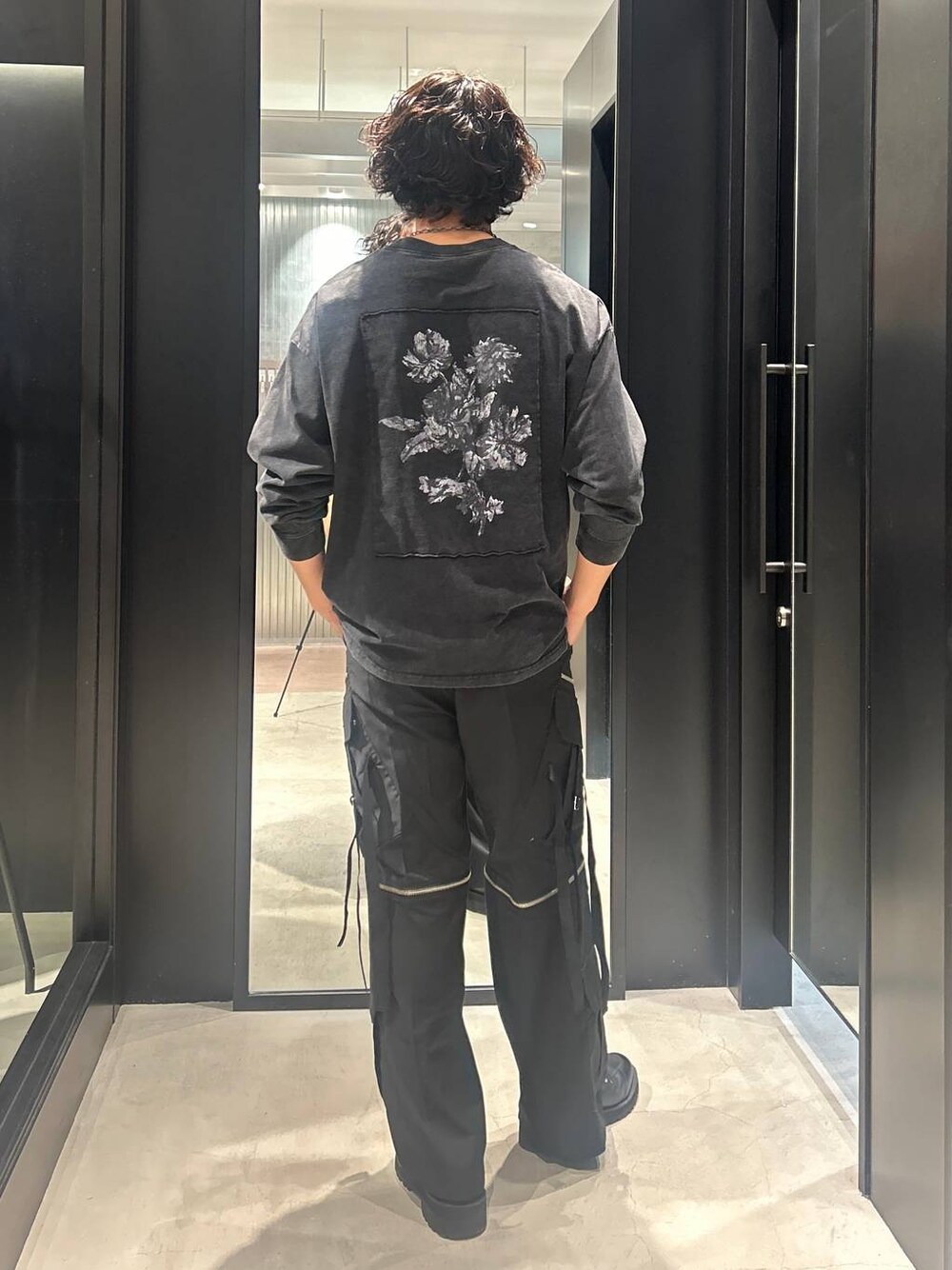 ブラック系のカーゴパンツを着用したメンズの夏コーディネートの1枚目の写真