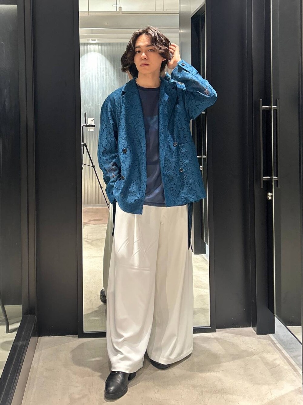 「春コーデ、女子ウケ、きれいめ、カジュアル、ネックレス、HARE、着痩せ・細見え」｜「HAREのシャークヒールZIPシューズ(HARE)（ドレスシューズ、ブラック系）」を使った、おざさん（メンズ・172cm）の夏コーディネートの1枚目の写真
