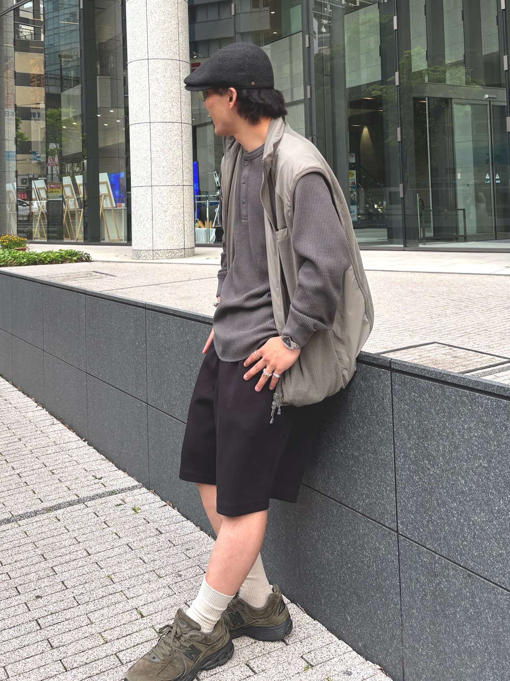 「UNIQLO、ユニクロ、UNIQLOC、春コーデ、春めき満開コーデ、ハンチング、ニューバランス、NEWBALANCE、低身長コーデ、低身長、ノームコア、休日スタイル」｜「UNIQLOのアイテム（スウェットパンツ、ブラック系）」を使った、Y.Nさん（骨格ナチュラル・メンズ・170cm）の春コーディネートの1枚目の写真