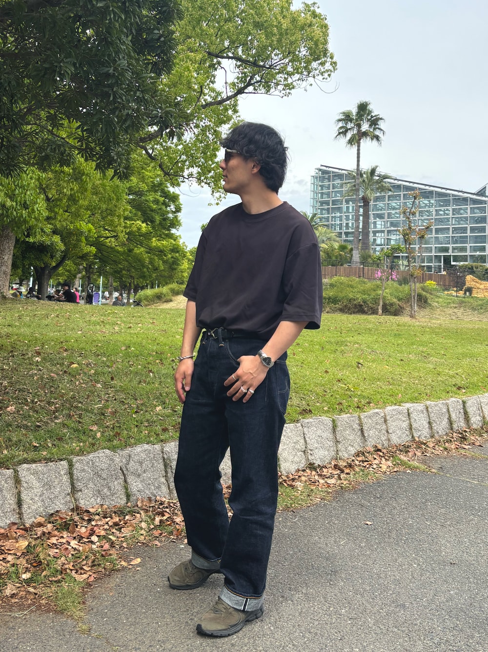「UNIQLO、ユニクロ、夏コーデ、ノームコア、低身長、低身長コーデ、デニム、デニムパンツ、休日スタイル、ニューバランス2002、シンプルコーデ」｜「UNIQLOのアイテム（Tシャツ/カットソー、ブラック系）」を使った、Y.Nさん（骨格ナチュラル・メンズ・170cm）の春コーディネートの1枚目の写真