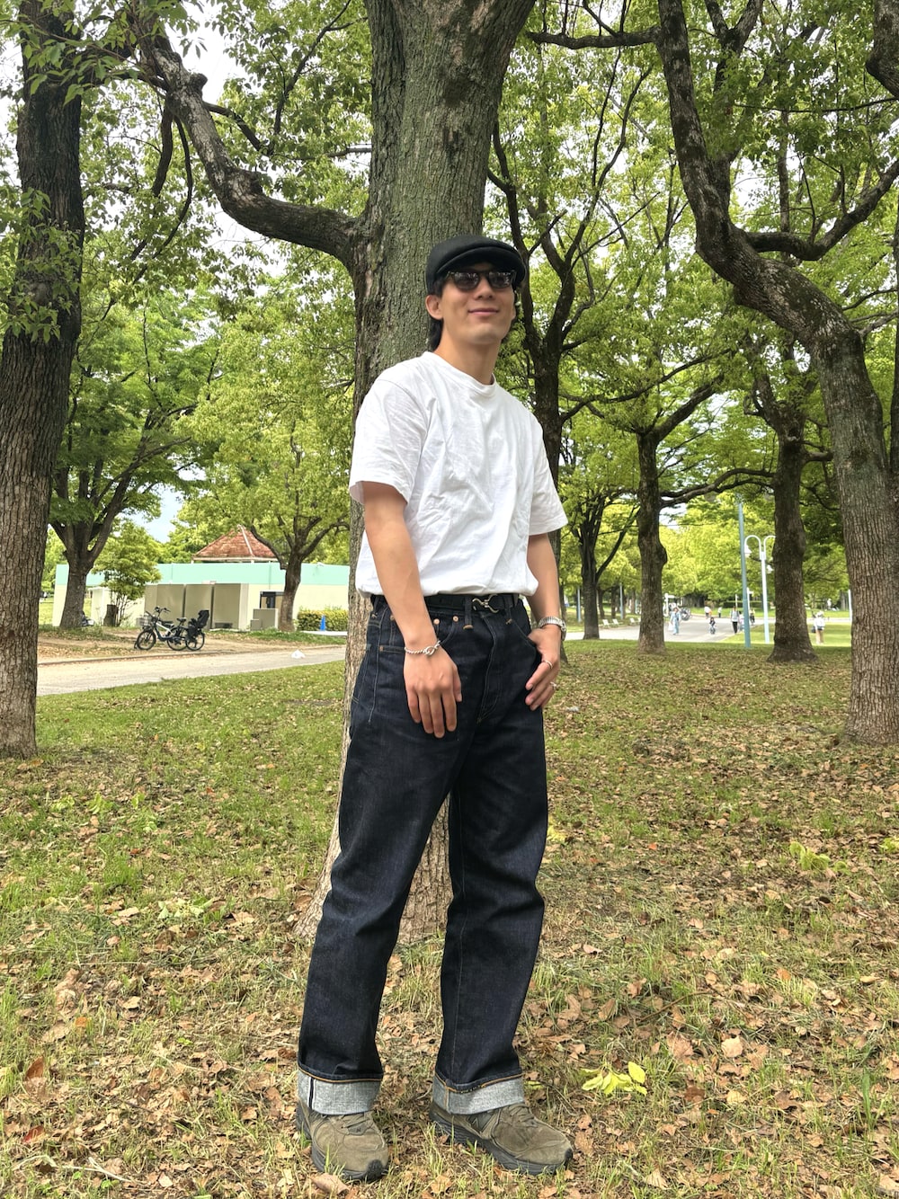 「白シャツ、デニム、ヴィンテージデニム、rrl、夏コーデ、シンプルコーデ、アメカジ、ニューバランス、ハンチング、低身長、低身長コーデ、ノームコア、休日スタイル」｜「HANESのHanes/へインズ BEEFY/ビーフィー 無地 クルーネック 半袖Tシャツ/1P パックT/レディース メンズ（Tシャツ/カットソー、ホワイト系）」を使った、Y.Nさん（骨格ナチュラル・メンズ・170cm）の夏コーディネートの1枚目の写真