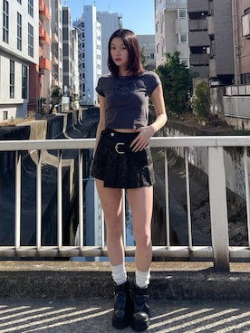 「EMODA（エモダ）のエンブレムハートパッチTシャツ（Tシャツ/カットソー、ブラック系）」を使った、塩山茉莉亜さん（レディース・169cm）の春コーディネート