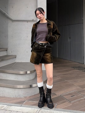 「EMODA（エモダ）のロゴパッチロンT（Tシャツ/カットソー、グレー系）」を使った、塩山茉莉亜さん（レディース・169cm）の夏コーディネート