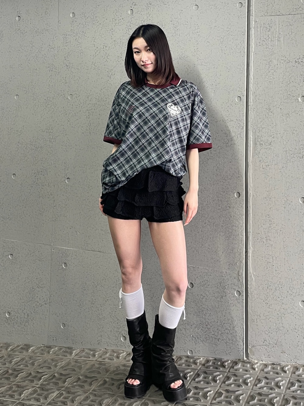 ブラック系のTシャツ/カットソー、ブラック系のスカート、ブラック系のサンダルを着用したレディースの冬コーディネートの1枚目の写真