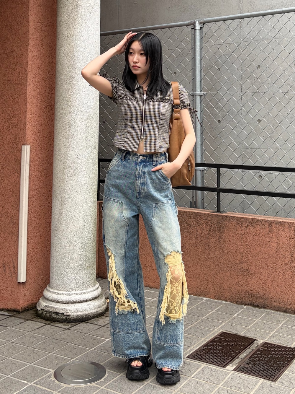 ブラック系のシャツ/ブラウス、ブラック系のサンダル、ブルー系のデニムパンツを着用したレディースの春コーディネートの1枚目の写真