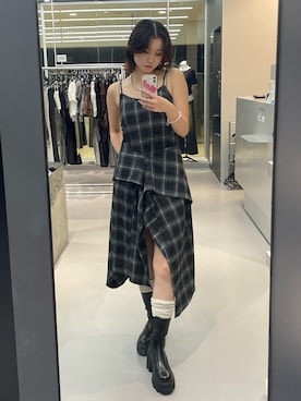 「EMODA（エモダ）のアイテム（キャミソール）」を使った、塩山茉莉亜さん（レディース・169cm）の秋コーディネート