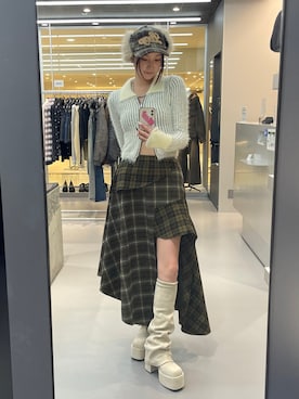 「EMODA（エモダ）のアイテム（キャップ）」を使った、塩山茉莉亜さん（レディース・169cm）の秋コーディネート