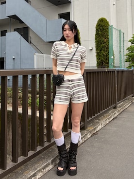 「EMODA（エモダ）のボーダーポロニット（ニット/セーター、ホワイト系）」を使った、塩山茉莉亜さん（レディース・169cm）の春コーディネート