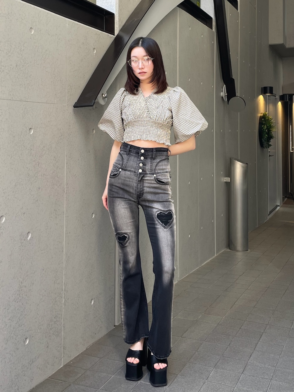ベージュ系のTシャツ/カットソー、ブラック系のデニムパンツ、ブラック系のサンダルを着用したレディースの春コーディネートの1枚目の写真