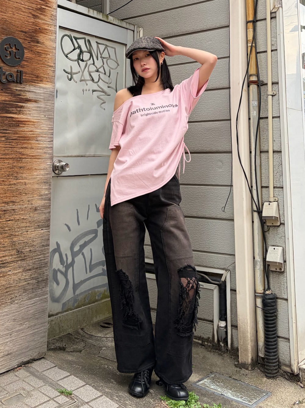 ブラック系のタンクトップ、ピンク系のTシャツ/カットソー、ブラック系のデニムパンツを着用したレディースの春コーディネートの1枚目の写真
