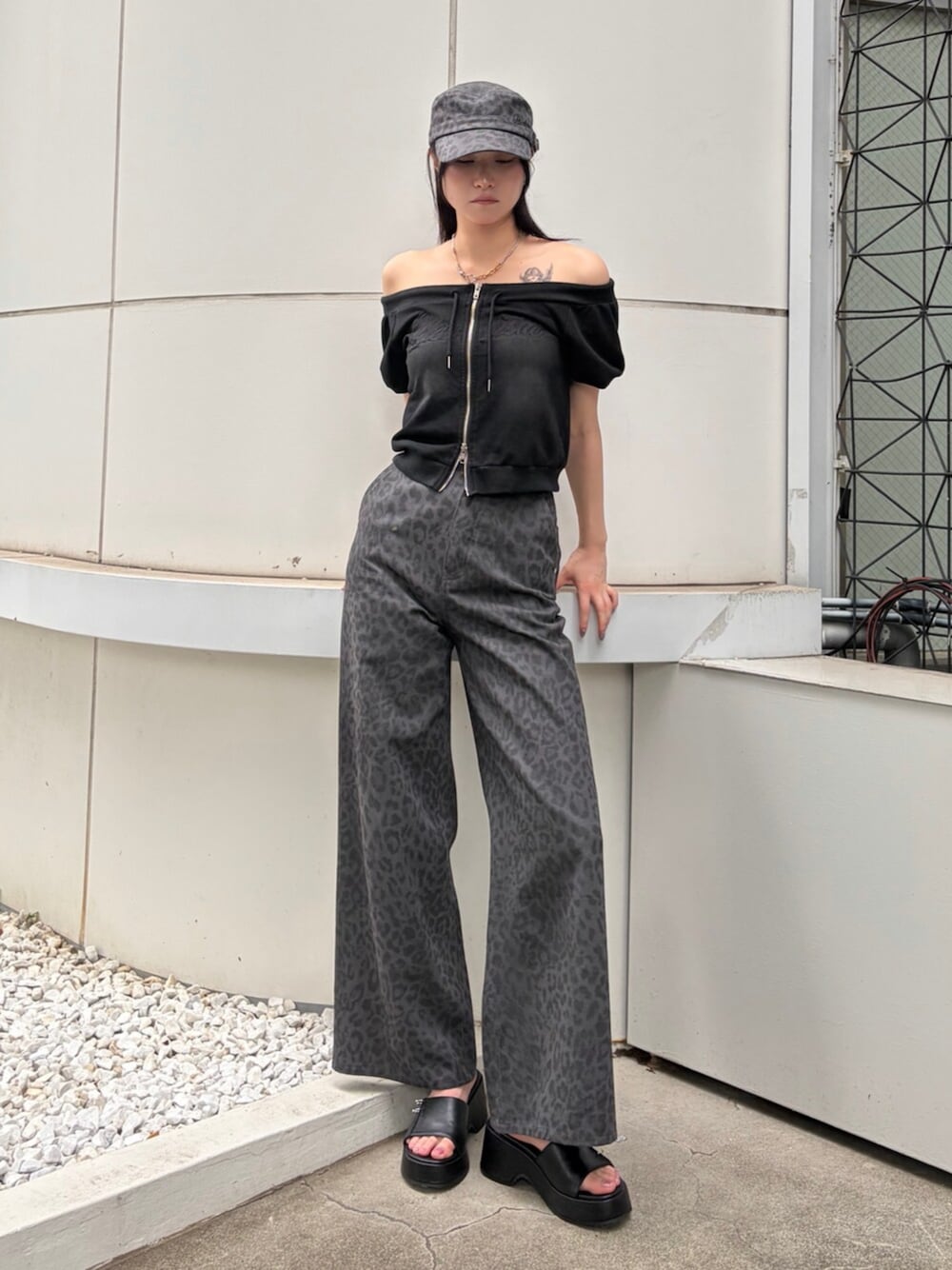 ブラック系のサンダル、ブラック系のスウェット、グレー系のその他パンツを着用したレディースの夏コーディネートの1枚目の写真