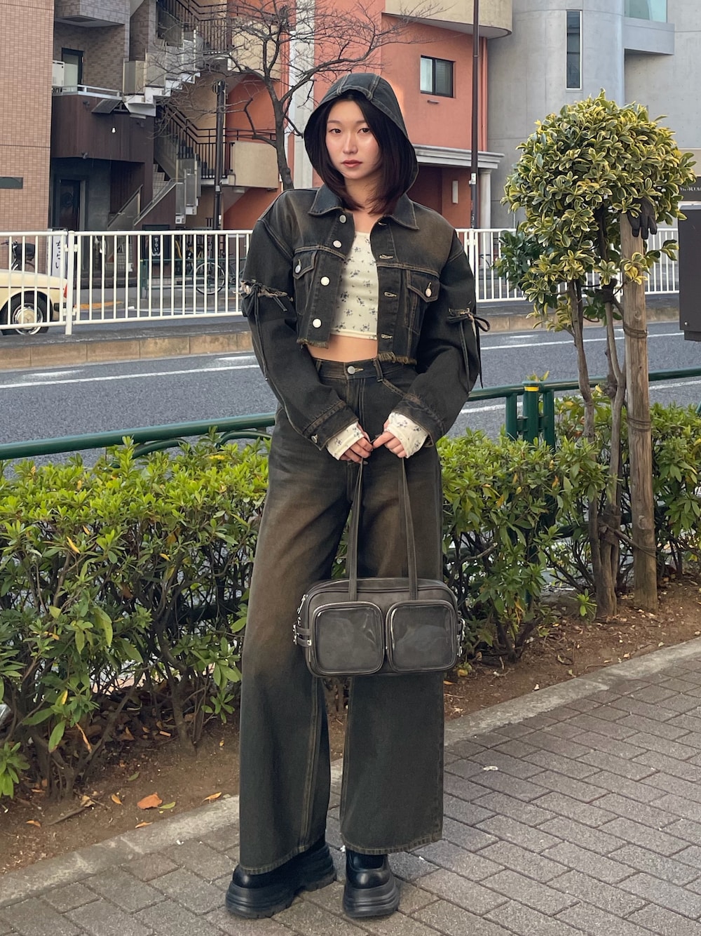 ブルー系のデニムジャケット、ホワイト系のTシャツ/カットソー、ブルー系のデニムパンツを着用したレディースの冬コーディネートの1枚目の写真