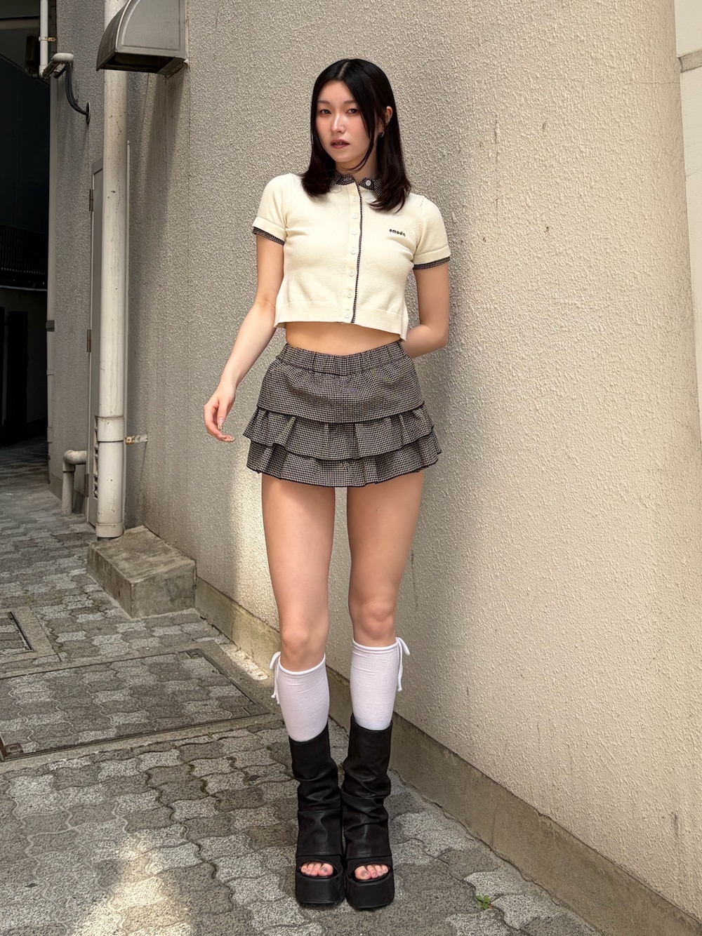 ホワイト系のカーディガン/ボレロ、その他のスカート、ブラック系のサンダルを着用したレディースの夏コーディネートの1枚目の写真