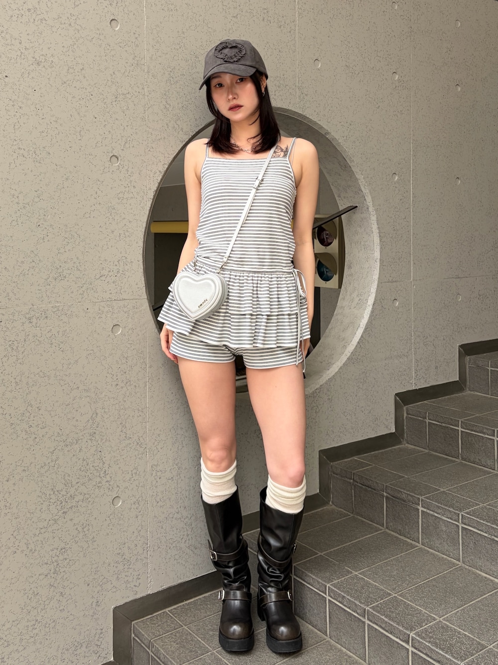 ホワイト系のキャミソール、ホワイト系のその他パンツ、ブラック系のブーツを着用したレディースの夏コーディネートの1枚目の写真