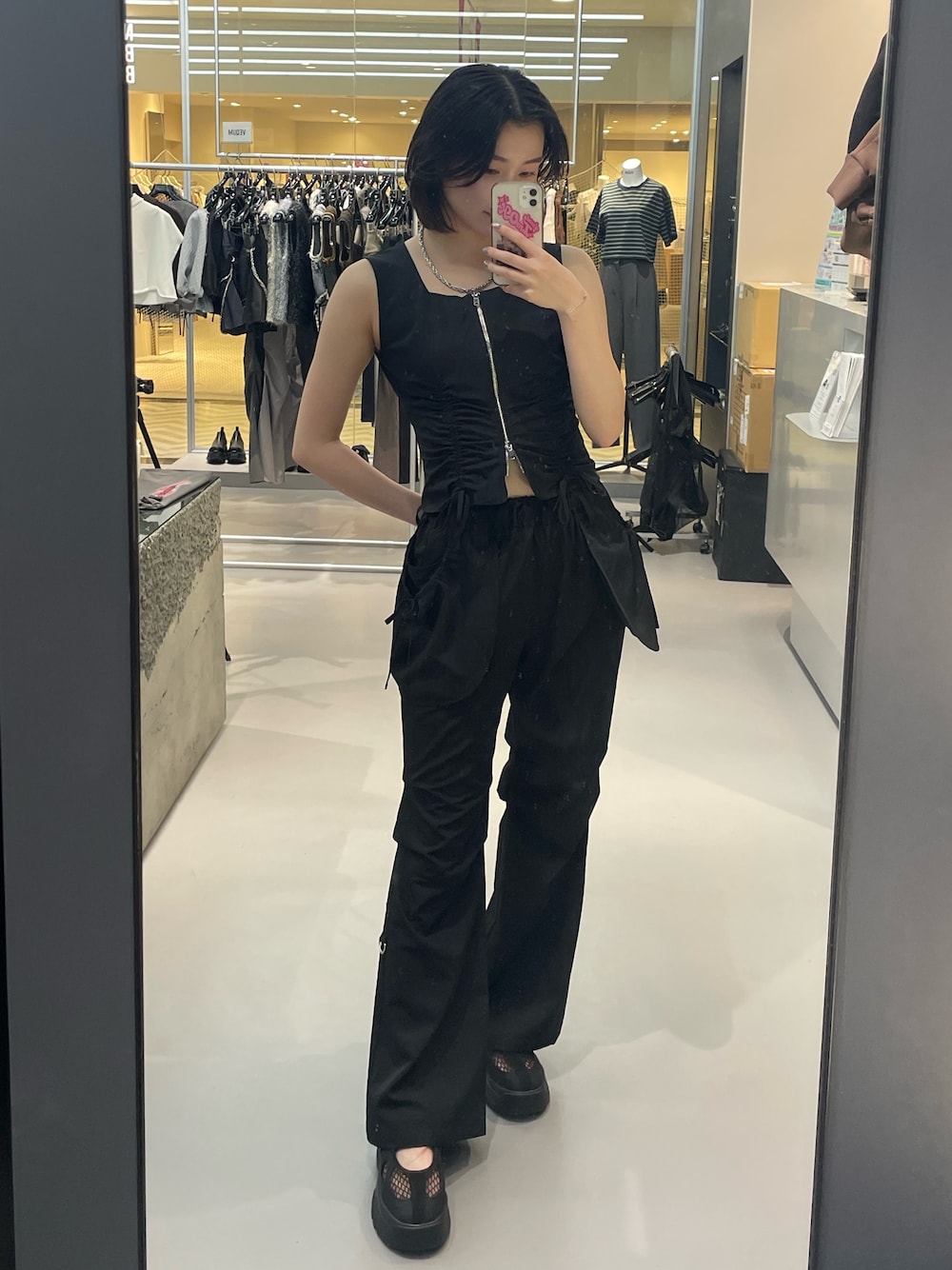 ブラック系のTシャツ/カットソー、ブラック系のその他パンツ、ブラック系のスニーカーを着用したレディースの夏コーディネートの1枚目の写真