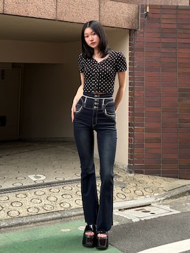 「EMODA（エモダ）のフロントボタンショートトップ（Tシャツ/カットソー、その他）」を使った、塩山茉莉亜さん（レディース・169cm）の春コーディネート