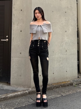「EMODA（エモダ）のPLATING OFF SHOULDER KNIT（ニット/セーター、グレー系）」を使った、塩山茉莉亜さん（レディース・169cm）の春コーディネート