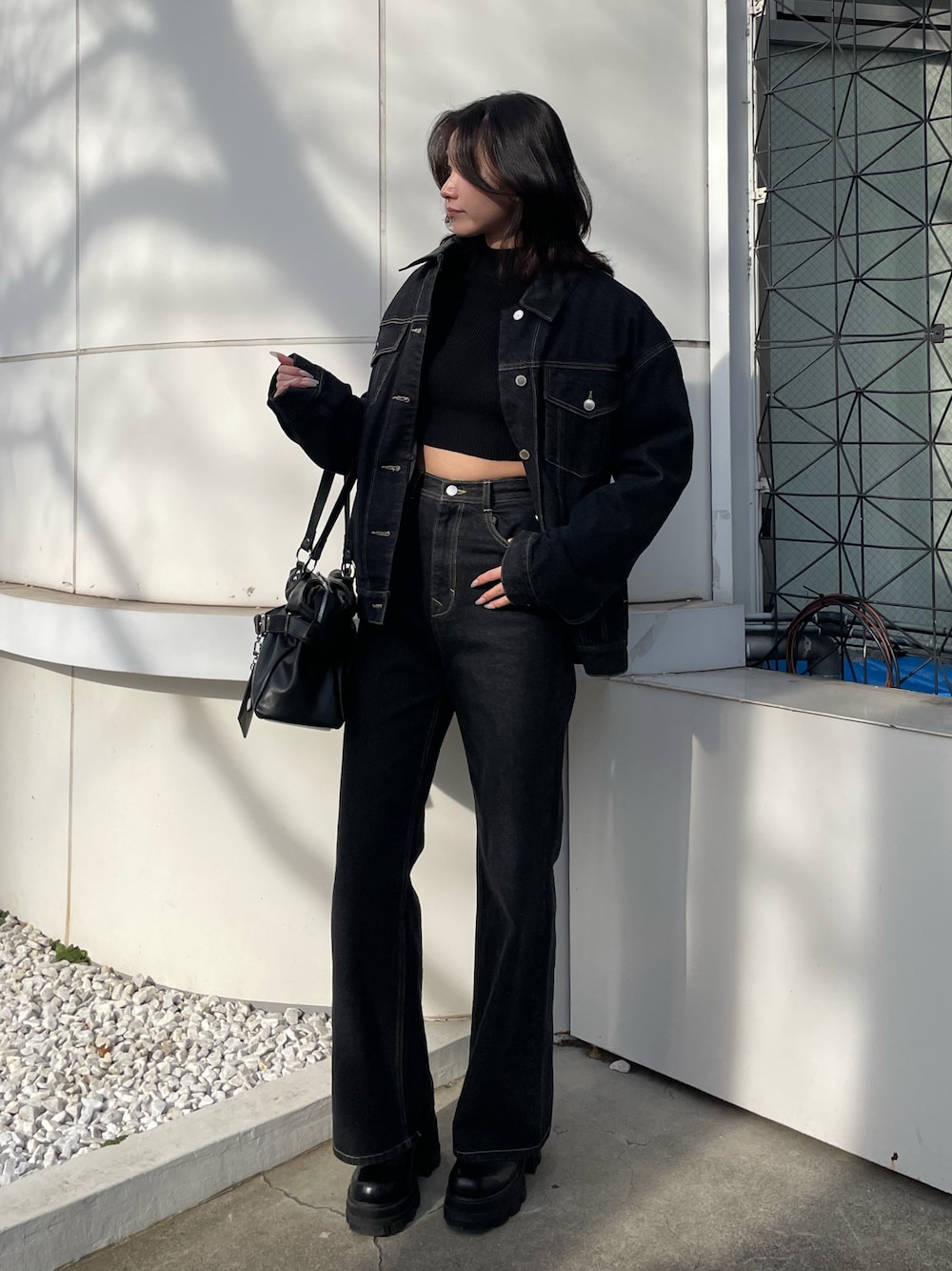 ブラック系のニット/セーター、ブルー系のブルゾン、ブルー系のデニムパンツを着用したレディースの冬コーディネートの1枚目の写真