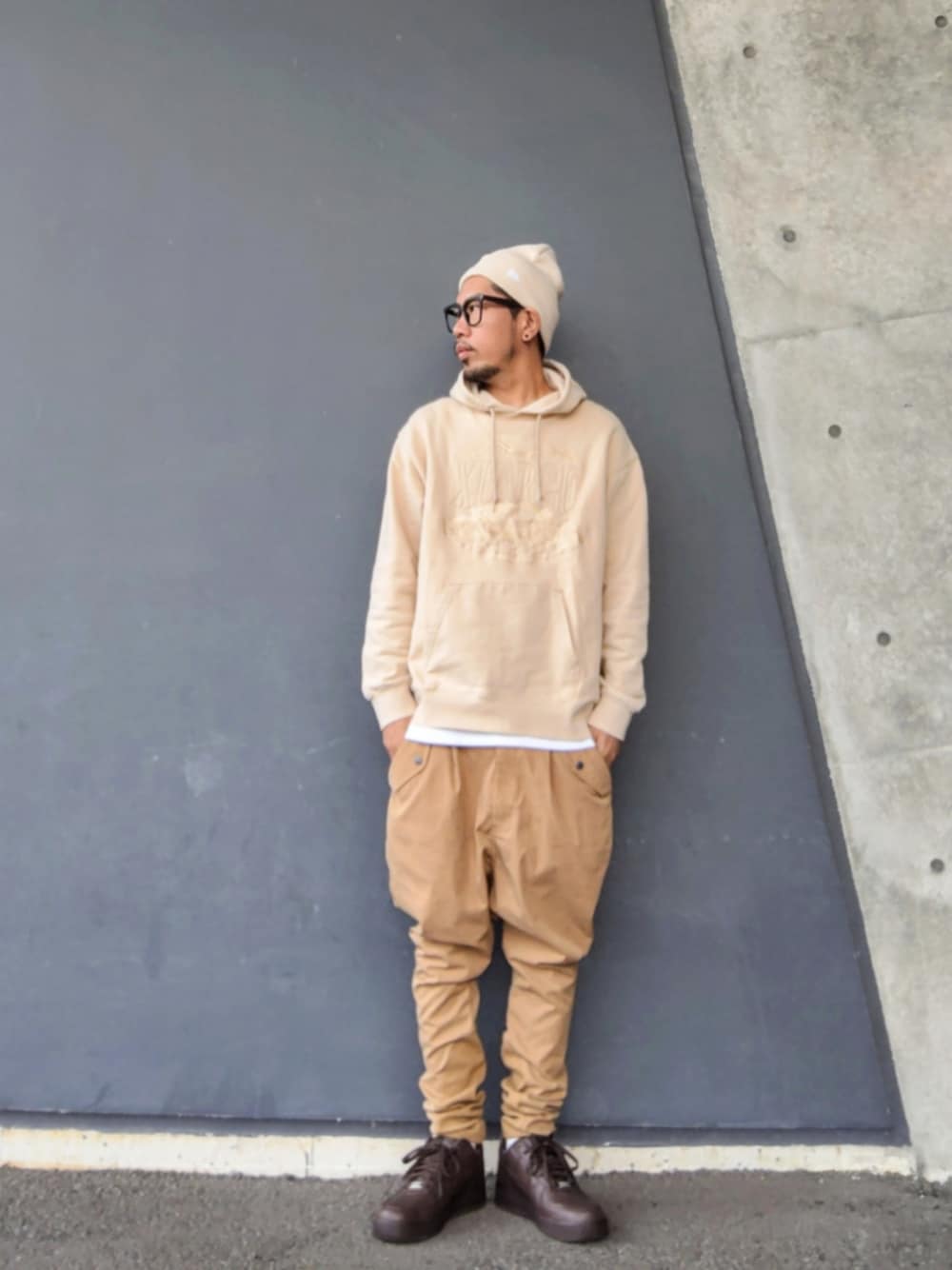 ベージュ系のパーカー、ホワイト系のTシャツ/カットソー、ベージュ系のその他パンツを着用したメンズの秋コーディネートの1枚目の写真