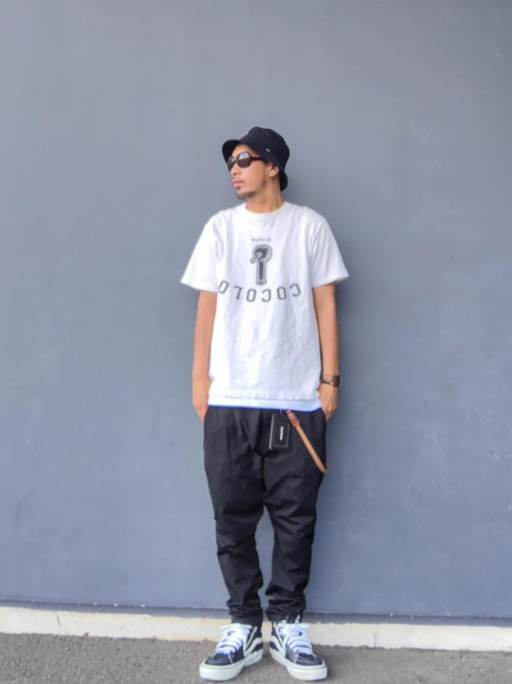 ホワイト系のTシャツ/カットソー、ブラック系のその他パンツ、ブラック系のスニーカーを着用したメンズの夏コーディネートの1枚目の写真