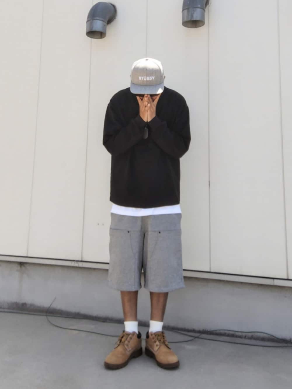 ブラック系のTシャツ/カットソー、ホワイト系のタンクトップ、グレー系のその他パンツを着用したメンズの春コーディネートの1枚目の写真