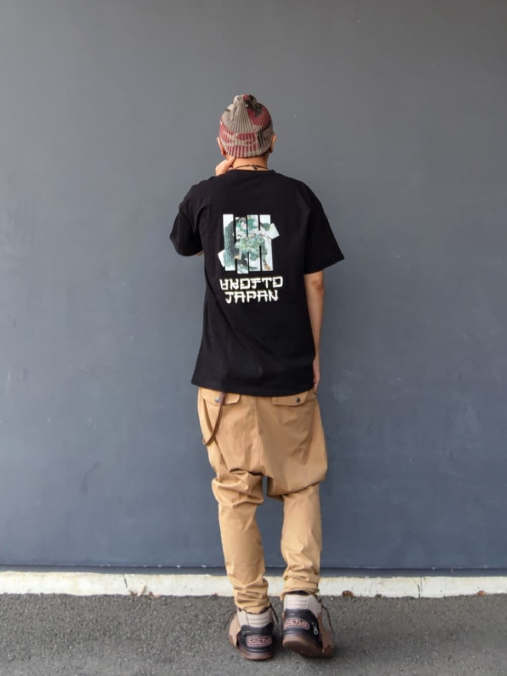 ブラック系のTシャツ/カットソー、ベージュ系のその他パンツ、ブラウン系のスニーカーを着用したメンズの夏コーディネートの1枚目の写真