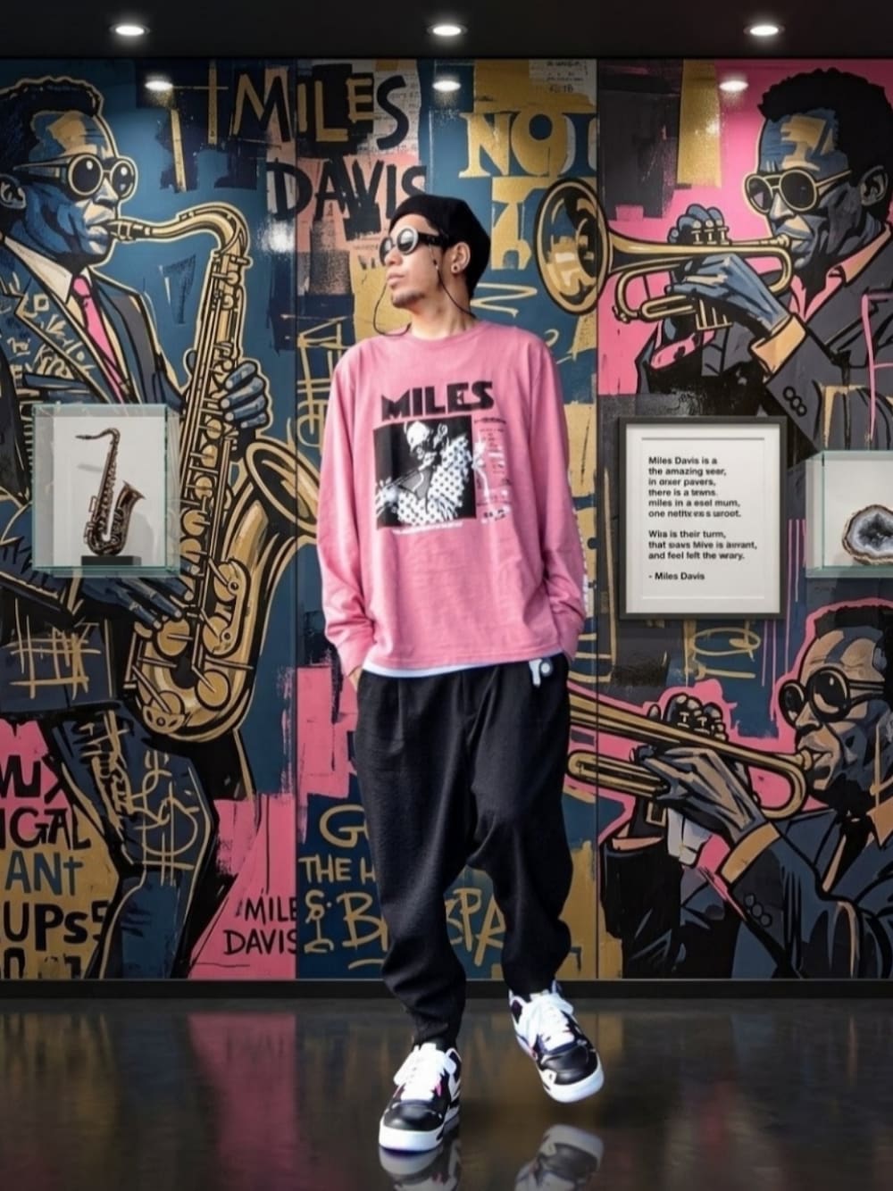ピンク系のTシャツ/カットソー、ブラック系のスラックス、ブラック系のスニーカーを着用したメンズの秋コーディネートの1枚目の写真