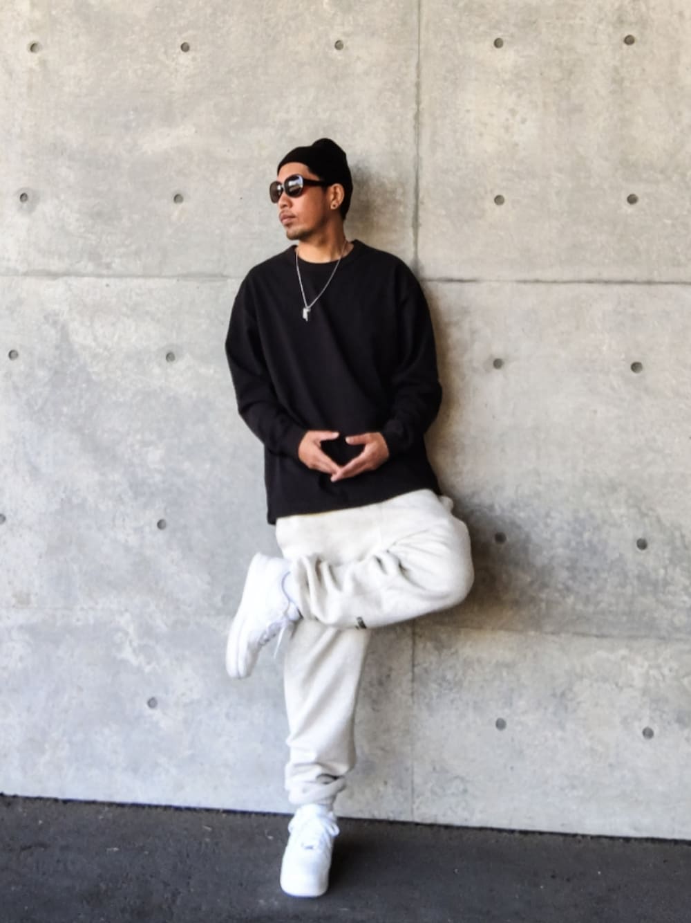 ブラック系のTシャツ/カットソー、グレー系のスウェットパンツ、ホワイト系のスニーカーを着用したメンズの秋コーディネートの1枚目の写真
