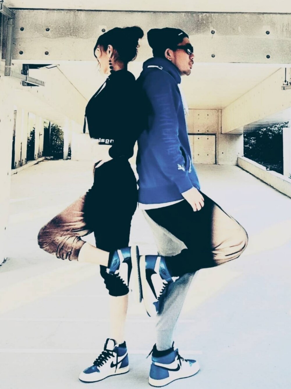 ブルー系のパーカー、その他のスウェットパンツ、ホワイト系のスニーカーを着用したメンズの秋コーディネートの1枚目の写真