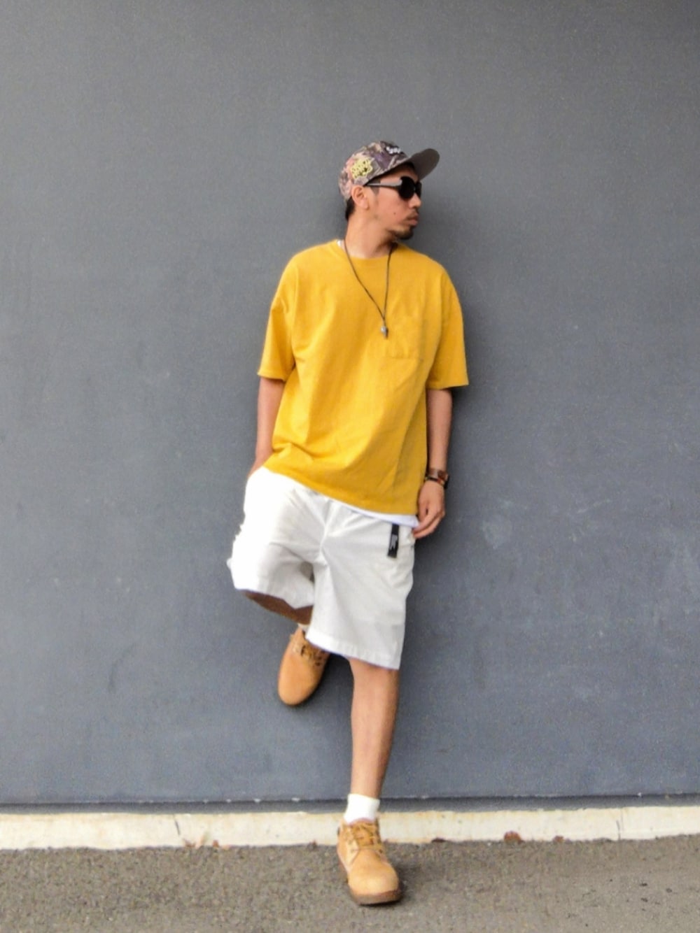 イエロー系のTシャツ/カットソー、ホワイト系のタンクトップ、ホワイト系のその他パンツを着用したメンズの夏コーディネートの1枚目の写真