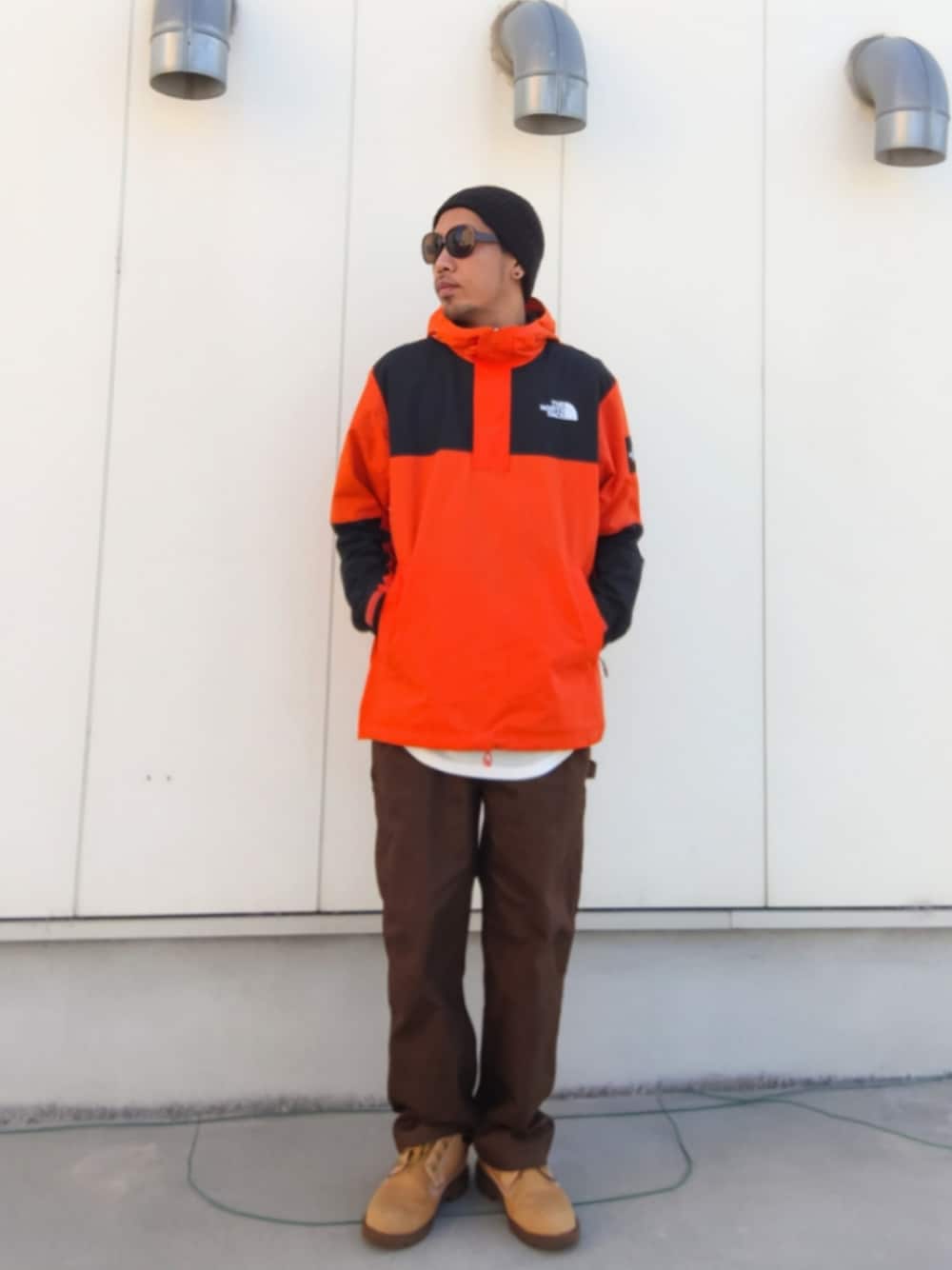 ブラウン系のその他パンツ、イエロー系のブーツ、オレンジ系のジャケット/アウターを着用したメンズの秋コーディネートの1枚目の写真