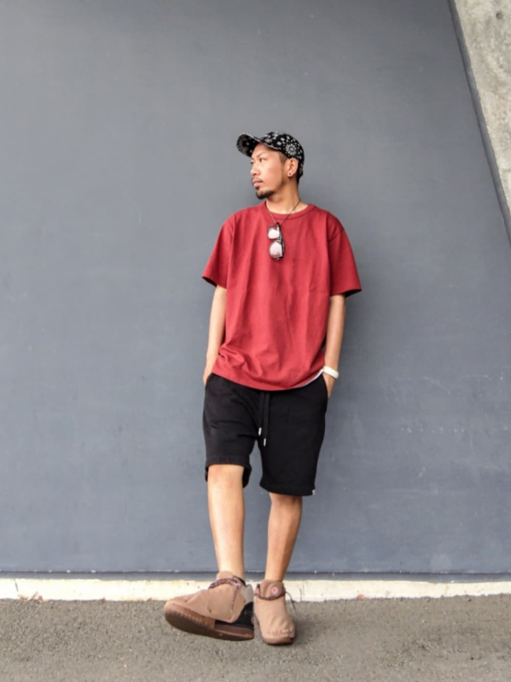ブラウン系のTシャツ/カットソー、ブラック系のその他パンツ、ブラウン系のスニーカーを着用したメンズの夏コーディネートの1枚目の写真