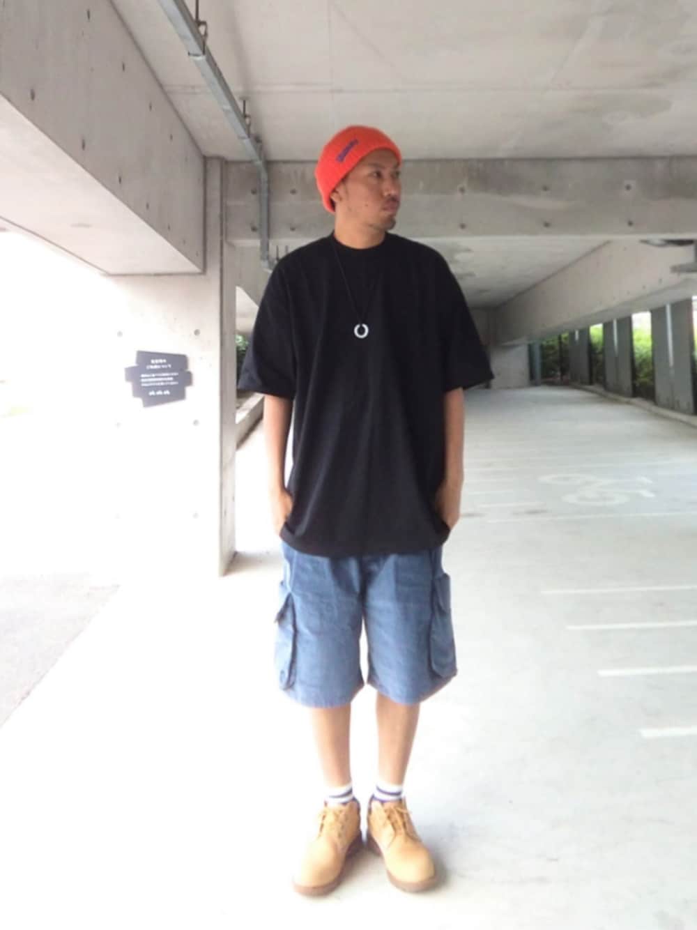 「ストリート、WEGO、ニット帽、PROCLUB、Diesel、ネックレス、黒Tシャツ、430、カーゴショーツ、ハーフパンツ、ラインソックス、靴下オタク、Timberland、シンプル」｜「WEGOのアイテム（ニットキャップ/ビーニー、オレンジ系）」を使った、hasshi(ハッシー)さん（骨格ナチュラル・メンズ・172cm）の夏コーディネートの1枚目の写真