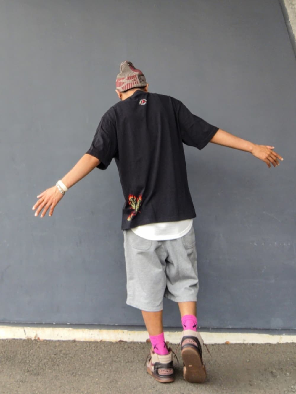 ブラック系のTシャツ/カットソー、グレー系のその他パンツ、ブラウン系のスニーカーを着用したメンズの夏コーディネートの1枚目の写真