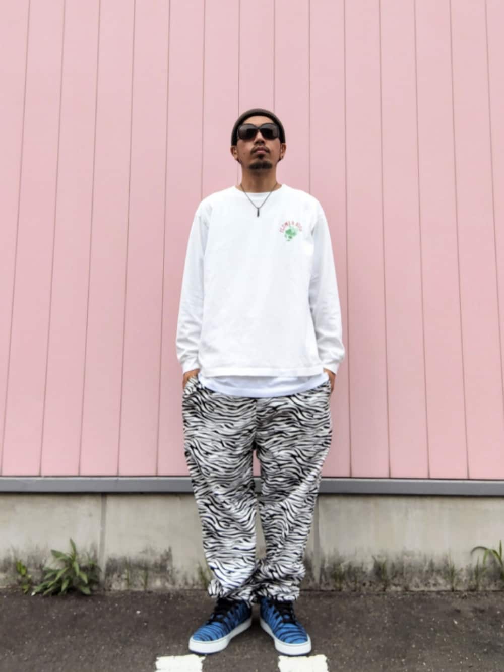 ホワイト系のTシャツ/カットソー、ホワイト系のタンクトップ、ホワイト系のその他パンツを着用したメンズの夏コーディネートの1枚目の写真
