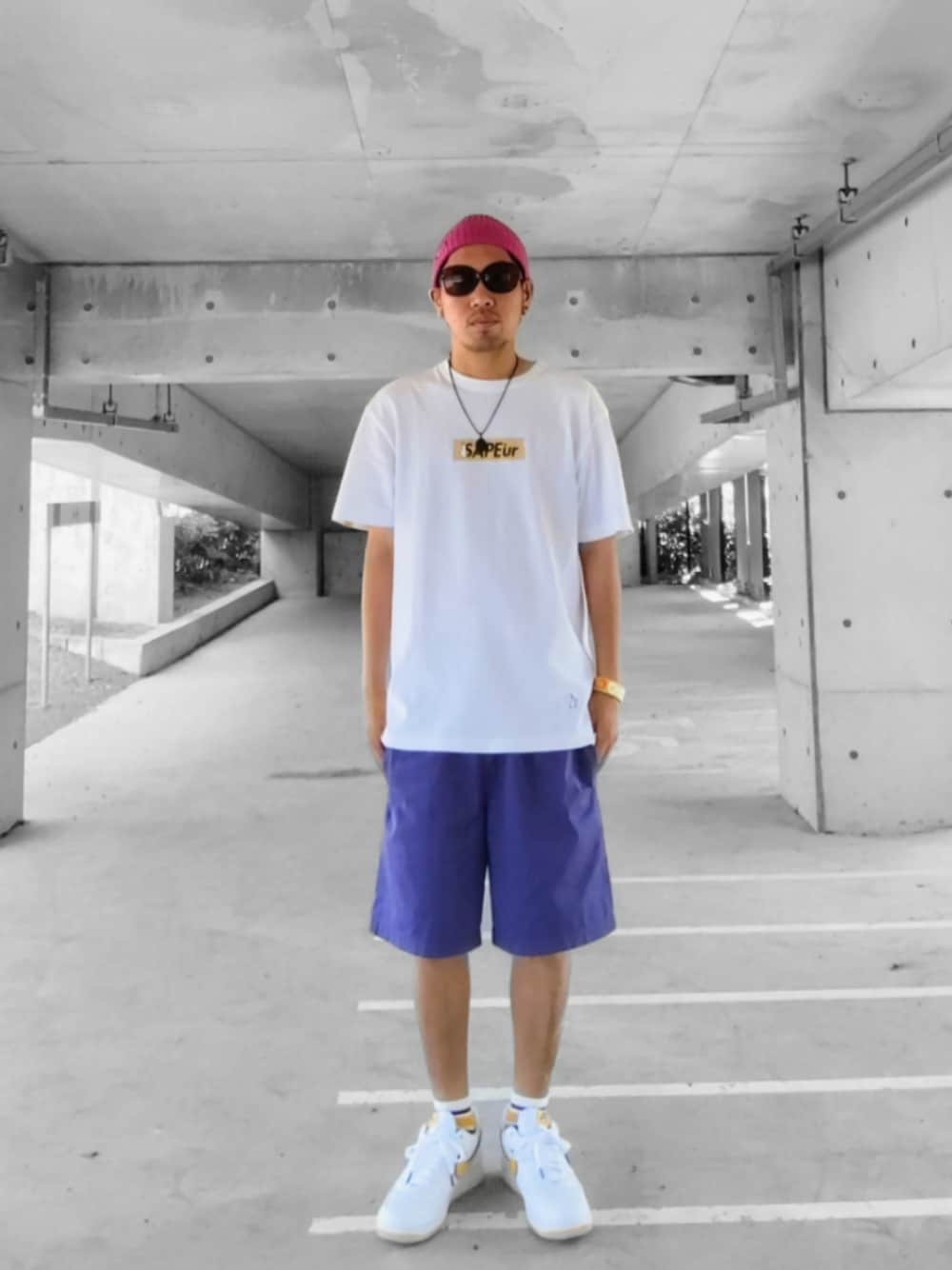 ホワイト系のTシャツ/カットソー、パープル系のその他パンツ、ホワイト系のスニーカーを着用したメンズの夏コーディネートの1枚目の写真