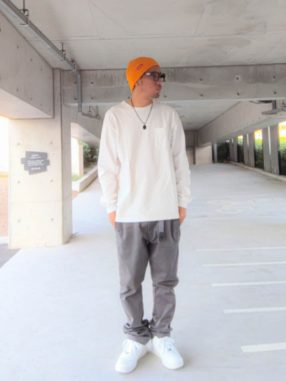 ホワイト系のTシャツ/カットソー、グレー系のチノパンツ、ホワイト系のスニーカーを着用したメンズの秋コーディネートの1枚目の写真