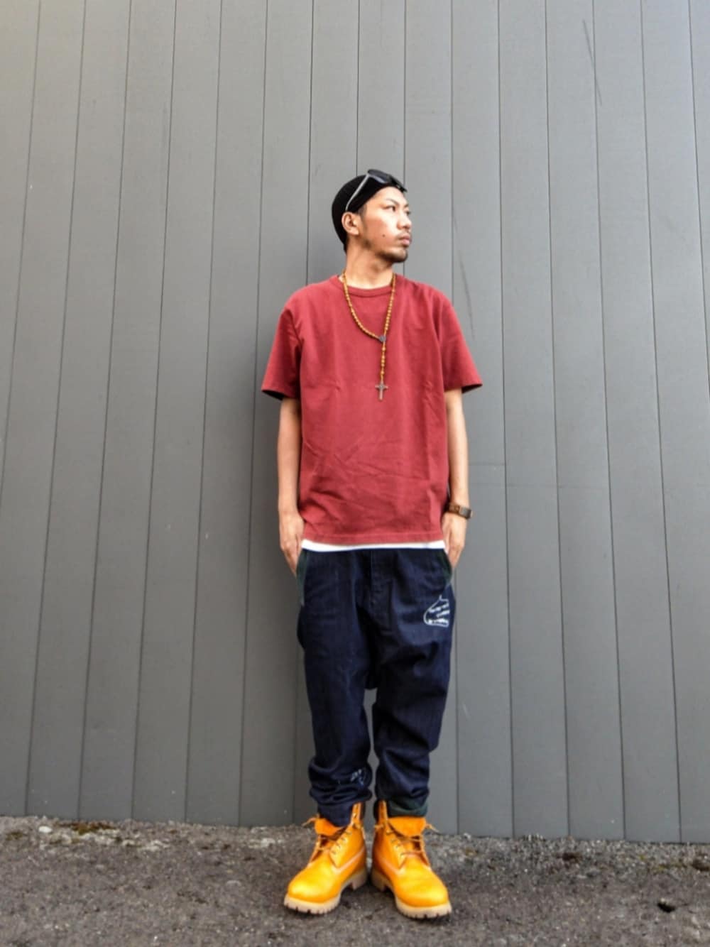 ブラウン系のTシャツ/カットソー、ホワイト系のタンクトップ、ブルー系のデニムパンツを着用したメンズの夏コーディネートの1枚目の写真