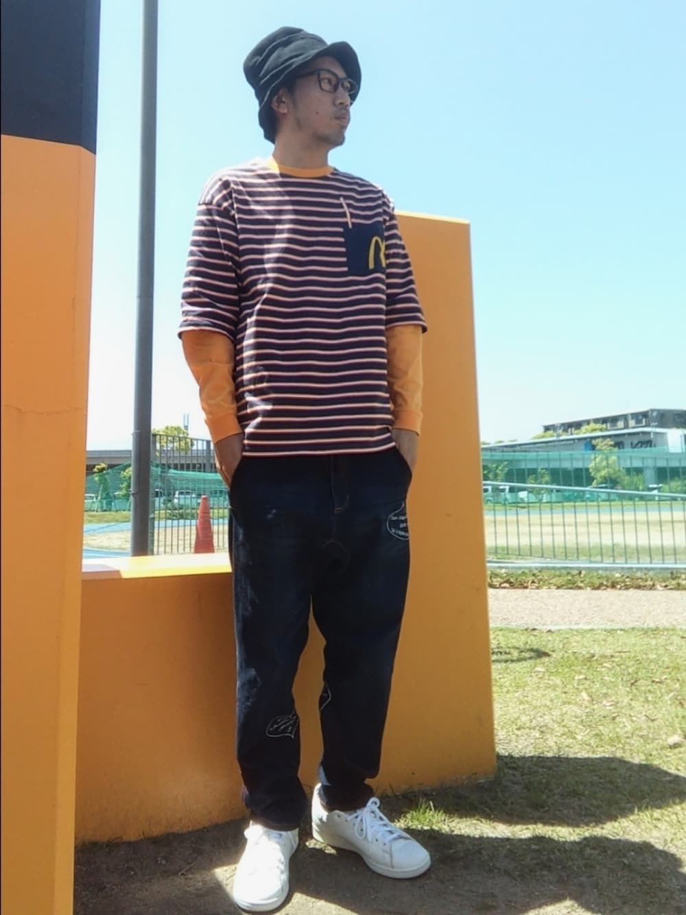 その他のTシャツ/カットソー、ブルー系のデニムパンツ、ホワイト系のスニーカーを着用したメンズの春コーディネートの1枚目の写真