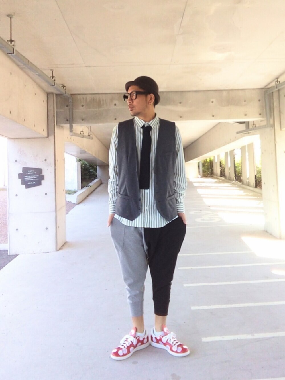 「カジュアル、ネクタイ、メガネ男子、ジレ、シャツスタイル、スウエットパンツ、adidas、スタンスミス、サマンサ モスモス(Samansa Mos2)、ハット、ドット柄、ベスト、秋コーデ」｜「Samansa Mos2のアイテム（ハット、グレー系）」を使った、hasshi(ハッシー)さん（メンズ・172cm）の秋コーディネートの1枚目の写真