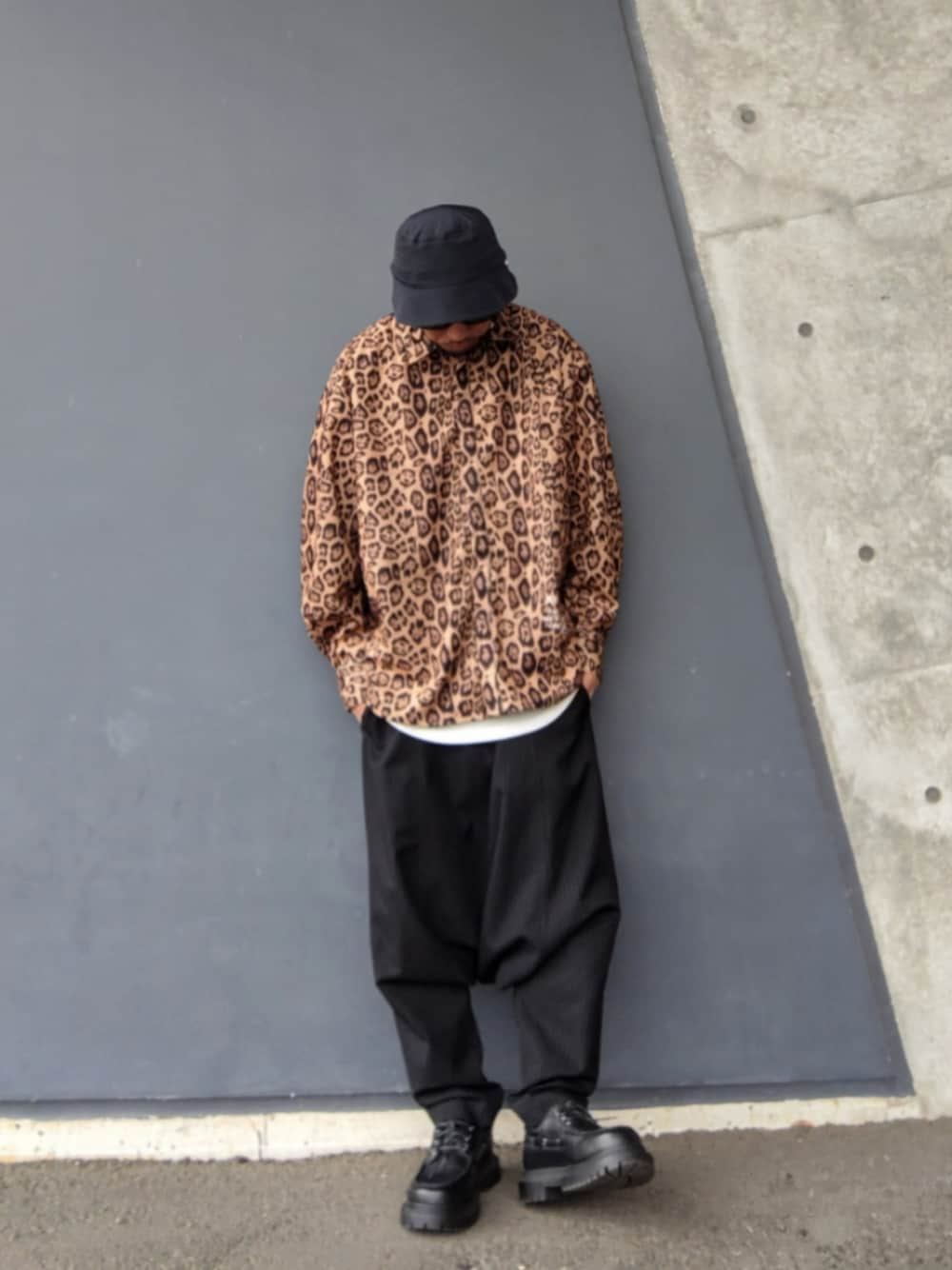 その他のシャツ/ブラウス、ブラック系のその他パンツ、ブラック系のモカシン/デッキシューズを着用したメンズの春コーディネートの1枚目の写真
