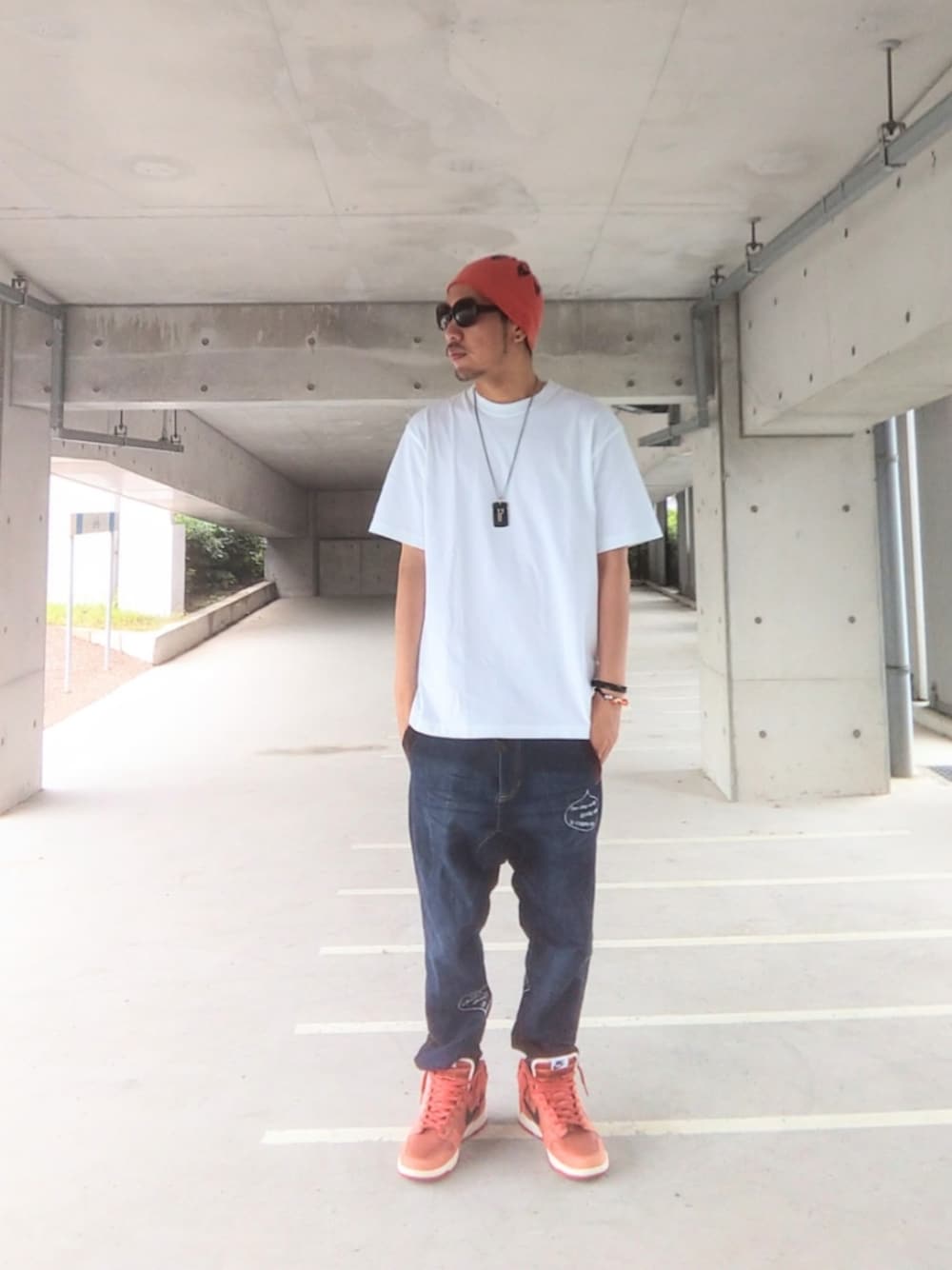 ホワイト系のTシャツ/カットソー、ブルー系のデニムパンツ、オレンジ系のスニーカーを着用したメンズの夏コーディネートの1枚目の写真